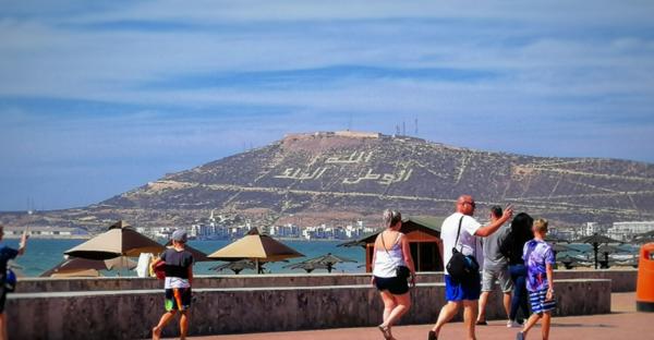 صاحب سوابق يعتدي بالسلاح الأبيض على 3 سياح أجانب بشاطئ أكادير